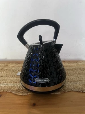 Hervidor de agua Morphy Richards Vector Pyramid 1,5 L - negro (108131) usado una vez  Foto 1 de 4