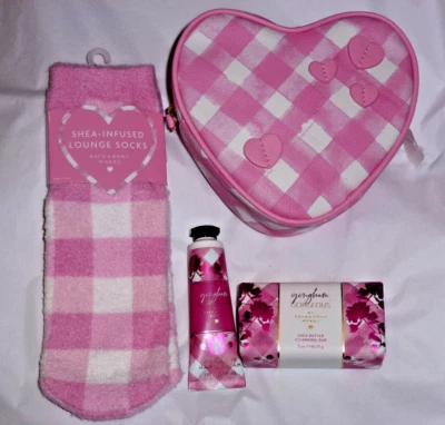 Bath & Body Works PINK GINGHAM LINDA BOLSA COSMÉTICA, MEIAS, SABONETE EM BARRA + CRM para as mãos - Imagem 1 de 4