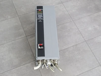 Danfoss VLT HVAC Drive 131B7763 30kW FC-102P30KT4P55H1 - Bild 1 von 4