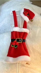 MRS SANTA 2 PEZZI OUTFIT ORNAMENTI, ABITO, con CAPPELLO BABBO NATALE, SU APPENDIABITI - Foto 1 di 3