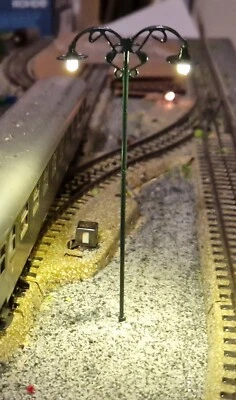 3 grüne 2-flammige LED Bahnsteiglampen, Messing, 10,9 cm hoch, 12-16 V, H0 - Bild 1 von 4