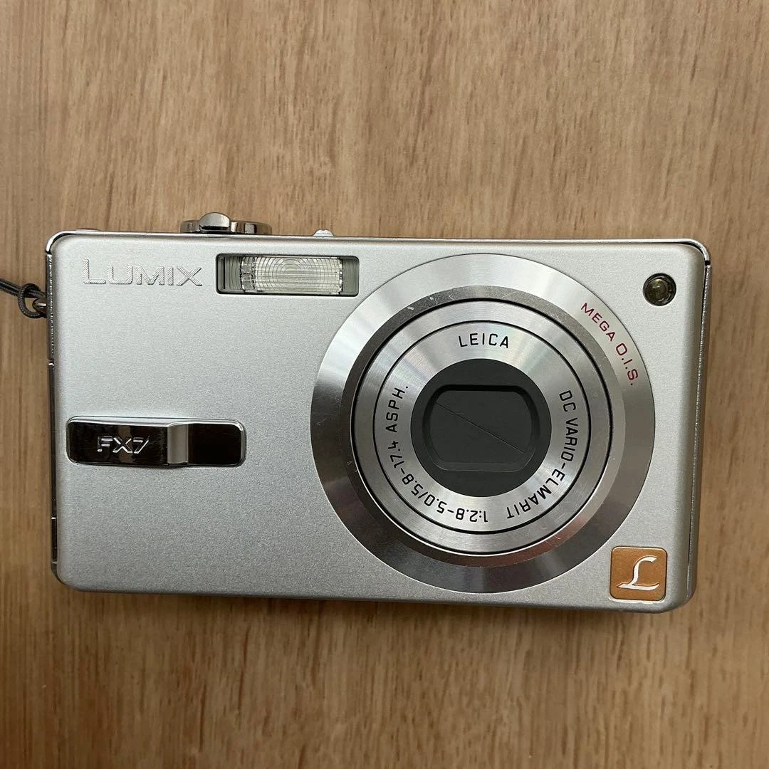 Panasonic LUMIX DMC-FX7-S デジタルカメラ Amazon | パナソニック LUMIX FX7 シルキーシルバー DMC-FX7-S