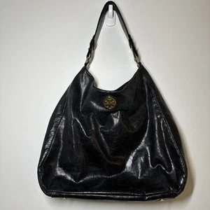 Borsa a tracolla hobo TORY BURCH Dena in pelle nera smaltata invecchiata - Foto 1 di 10