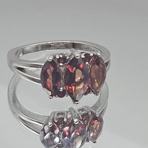Anillo de plata esterlina 925 DK marquesa roja racimo de piedras preciosas banda de tres piedras - Imagen 1 de 10