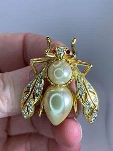 Bee Clear Rhinestones Pearl Body Red Eyes ROMAN Vintage Gold Brooch M-3335 - Picture 1 of 4