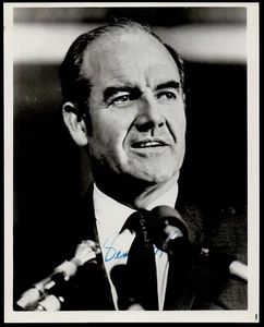 Candidato presidencial 1972 George McGovern foto autografiada aprox 8x10 - Imagen 1 de 1
