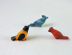 Puppenhaus Miniatur 3 Vögel Set, Kardinal, Blauer Eichelhäher, Oriole, D1617 - Bild 1 von 1