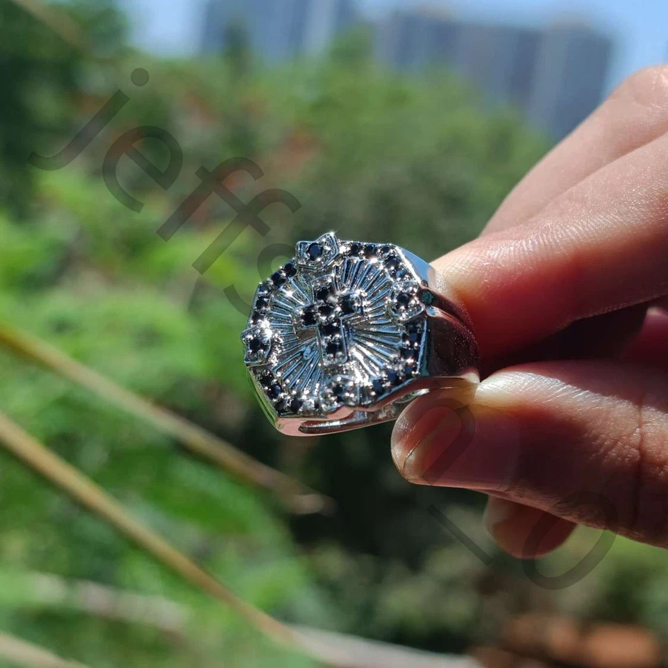 Alianza de boda de oro blanco de 14 k de espinela negra de 0,50 quilates sobre la Santa Cruz anillo para hombre Foto 1 de 4