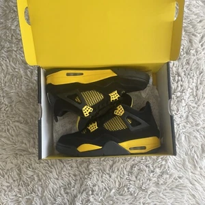 Size 9 - Jordan 4 Retro Mid Thunder - Picture 1 of 9