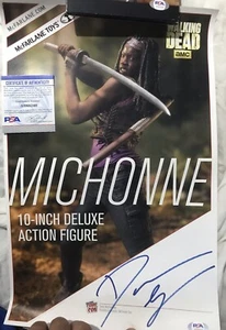 Póster exclusivo de la figura de McFarlane firmado por Danai Gurira NYCC The Walking Dead ¡PSA! - Imagen 1 de 2