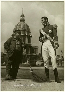 Jean-Claude Pascal and a Parisian street sweeper, Original-Photo from 1959 - Picture 1 of 1
