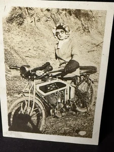 Foto instantánea antigua mujer en motocicleta Excelsior 1915 transporte temprano - Imagen 1 de 3