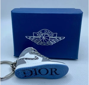 Mini Nike Dior Jordan Gris 3D Llavero Zapatilla Entrenador Llavero Zapato + Caja de Regalo - Imagen 1 de 4
