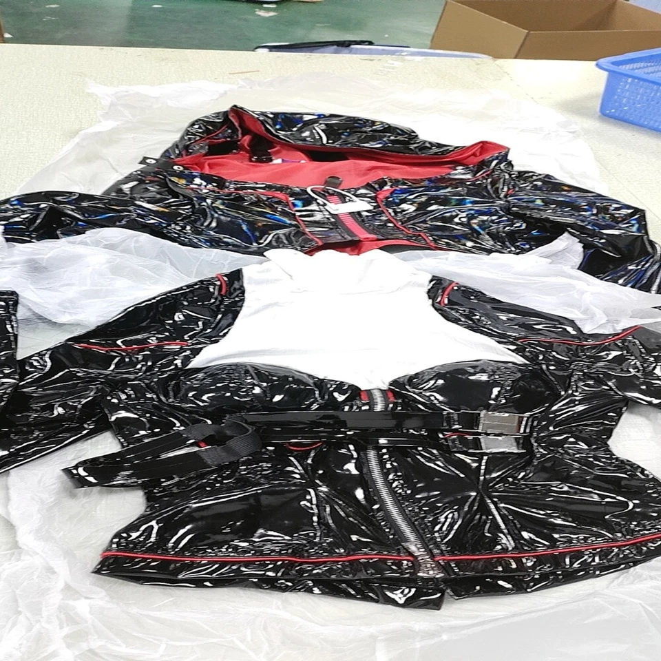 Chaleco y abrigo negro con guantes pantalones Foto 1 de 1