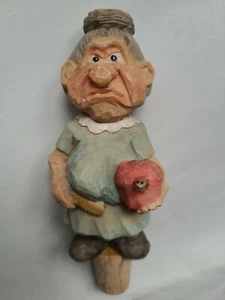 Tapón de botella vintage figurativo de 5" de alto resina corcho dama con manzana 🍎  - Imagen 1 de 6