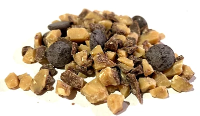Zerkleinerter Toffee Crunch überzogen mit Callebaut belgischer MILCH & dunklen Schokoladenstückchen - Bild 1 von 2