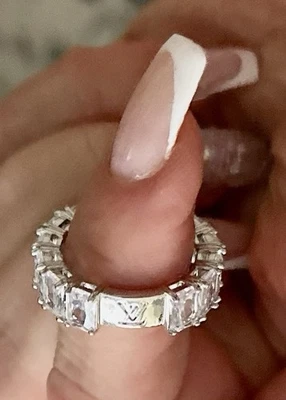 Anillo Louis Vuitton Plata LV Aniversario Eternidad Cristal Talla 8 Diamante Engendrado Foto 1 de 4
