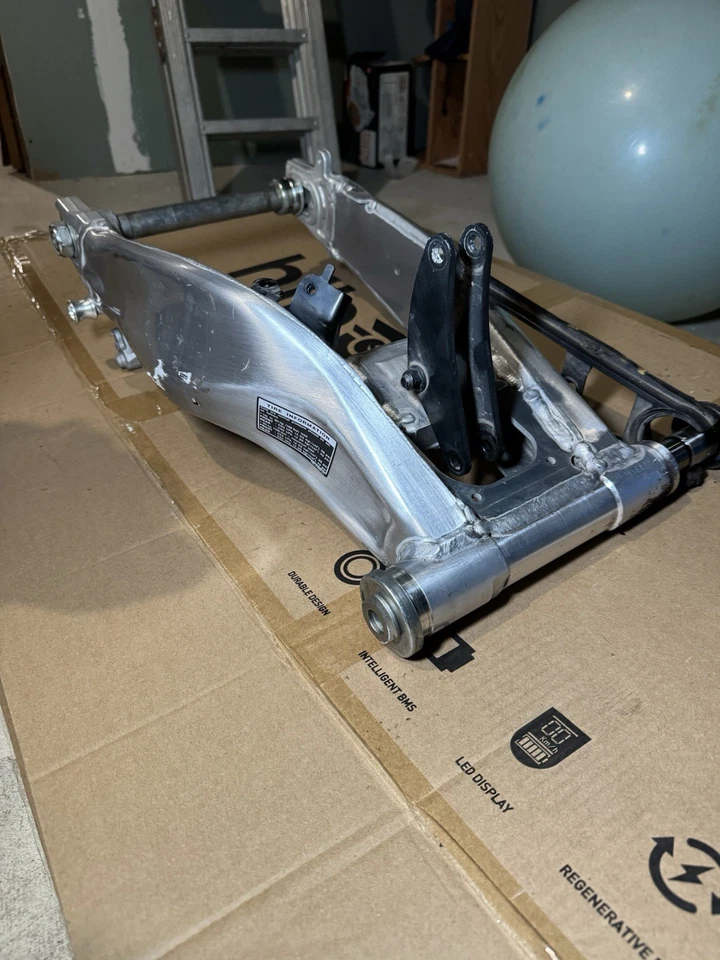 Brazo basculante Yamaha MT-09 Sp 2024 OEM buen estado Foto 1 de 4