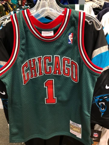DERRICK ROSE CHICAGO BULLS JERSEY BOYS /YOUTH   MITCHEL & NESS GREEN/RED LETTER Cover
