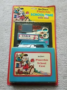 Vintage Walt Disneys Pinocchio Schulzeit mit Etui 1983 Brandneu - T331 - Bild 1 von 4