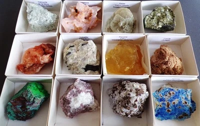 CE, 620g, Lot 12 Minéraux différents en boites 5x5 avec noms et origines - Photo 1/4
