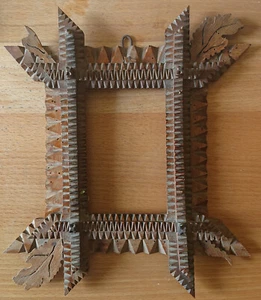 Cornice ART DÉCO, rara e particolare, in legno intagliato - Foto 1 di 3