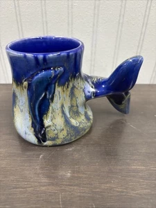 Doug Wylie Walschwanz Griff blau/grau Tropfglasur Kunstkeramik Becher mit 3D Delfin - Bild 1 von 9