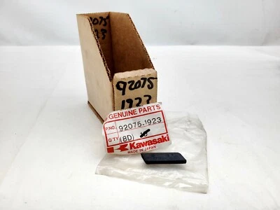 Kawasaki NOS NUEVO 92075-1923 Rodilla Grip Cubierta Amortiguador ZX ZX750 Ninja 750R Foto 1 de 4