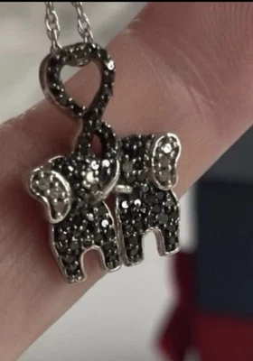 Collar de elefantes amorosos de diamantes blancos y negros genuinos joyería Kay Foto 1 de 4