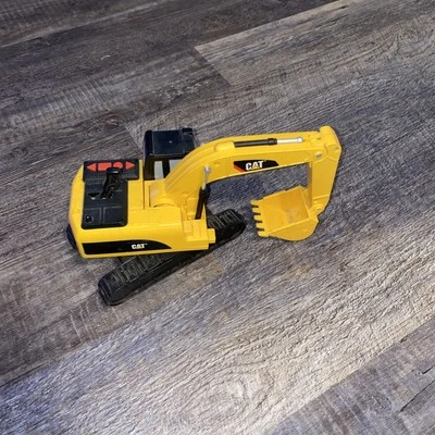 CAT Job Site Machines L&S Trucks Excavadora Foto 1 de 2