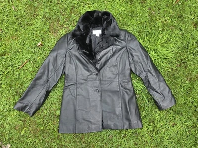Chaqueta de cuero negra Worthington para mujer de 3 botones con ribete de piel extraíble Foto 1 de 4
