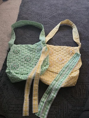 Par de bolsos bandolera MCM caprichosos hechos a mano con lazos para el cabello a juego usados en excelente estado Foto 1 de 4