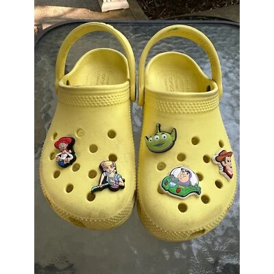 Zuecos Crocs Toy Story con diapositivas cómodas Jibbitz amarillos niños talla 13 niños Foto 1 de 4