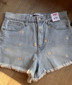 Women’s Size 9 29 Hi Waisted Embroidered Daisy Shorts NWT Frayed Cutoff - Picture 1 of 4
