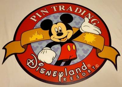 Disneyland Resort Park De Colección Mickey PIN TRADING Tienda Minorista 22" x 25” PROP/SIGNO Foto 1 de 4
