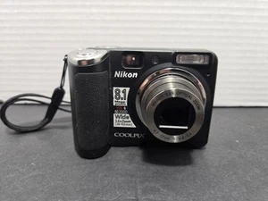 Nikon Coolpix P50 8.1MP Digitalkamera mit 3.6x Wide Optical Zoom nur Teile - Bild 1 von 4