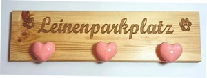 Leinenparkplatz  Hakenleiste Schild m. Gravur Leinenparkplatz und 3 Knöpfen/Herz - Bild 1 von 1