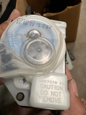 Retractor de cinturón de seguridad Toyota Prius C OEM ADC7078 23 C71640 Foto 1 de 2