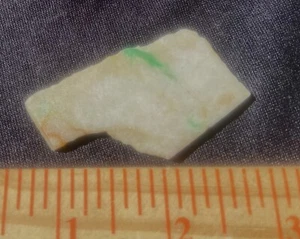 JADEÍTA BIRMANA PEQUEÑA LOSA ÁSPERA con VIENA VERDE IMPERIAL 17,7 GRAMOS 88,6 QUILATES  - Imagen 1 de 9