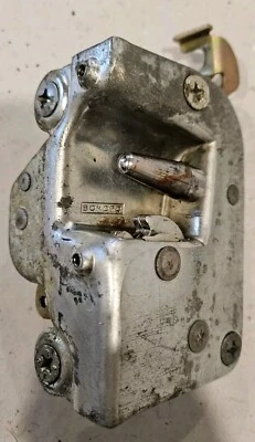 MERCEDES BENZ R107 450SL 450SLC 380SL 380SLC  RIGHT  DOOR LATCH   - Image 1 of 2