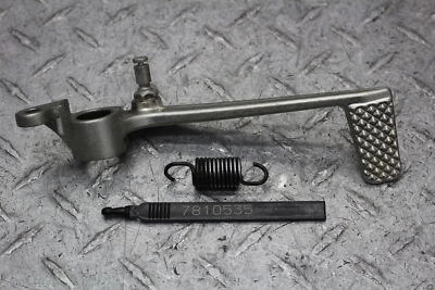 2001 Yamaha YZF R1 ПРАВАЯ ПЕДАЛЬ ТОРМОЗА С ПРУЖИНОЙ - Изображение 1 из 4