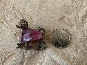 Barboncino vintage in metallo tono argento con spilla cane pancia plastica lavanda trasparente 1097 - Foto 1 di 3