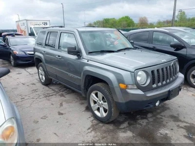 Jeep Patriot 2013 conjunto de ventilador OEM 68031872AA usado 134 k millas Foto 1 de 4