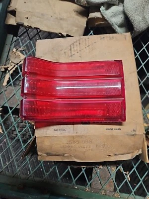 Lente de luz trasera izquierda Mopar NOS 1966 Plymouth Belvedere I 2585098 Foto 1 de 4