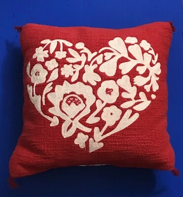 "Almohada decorativa de Threshold tejido rojo con diseño de corazón 15""x16"" hecha/India" Foto 1 de 4