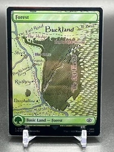 MTG Forest 0721 Der Herr der Ringe: Geschichten von Mittelerde Vollkunst Surge Folie - Bild 1 von 2