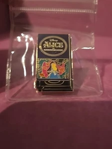 Loungefly Disney Classic Movies VHS Case Blindbox Pin Alice im Wunderland NEU - Bild 1 von 2
