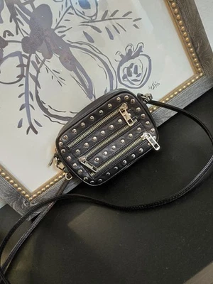 Bandolera rebecca minkoff cuero tachonado Foto 1 de 4