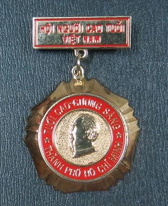 North Vietnam VC Military Badge HOI NGUOI CAO TUOI VIET NAM - Picture 1 of 2