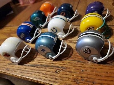 Lote de 10 cascos de fútbol americano NFL Mini Gumball Colts Raiders Cowboys Giants Packers... Foto 1 de 4